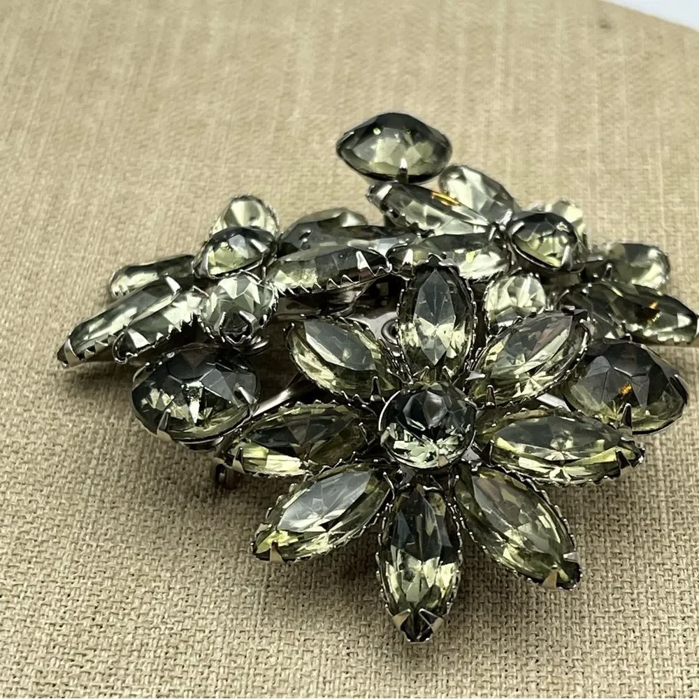 Large unisex glass silver tone prong set 3D grey floral 3 set Brooch - Picture 6 of 8